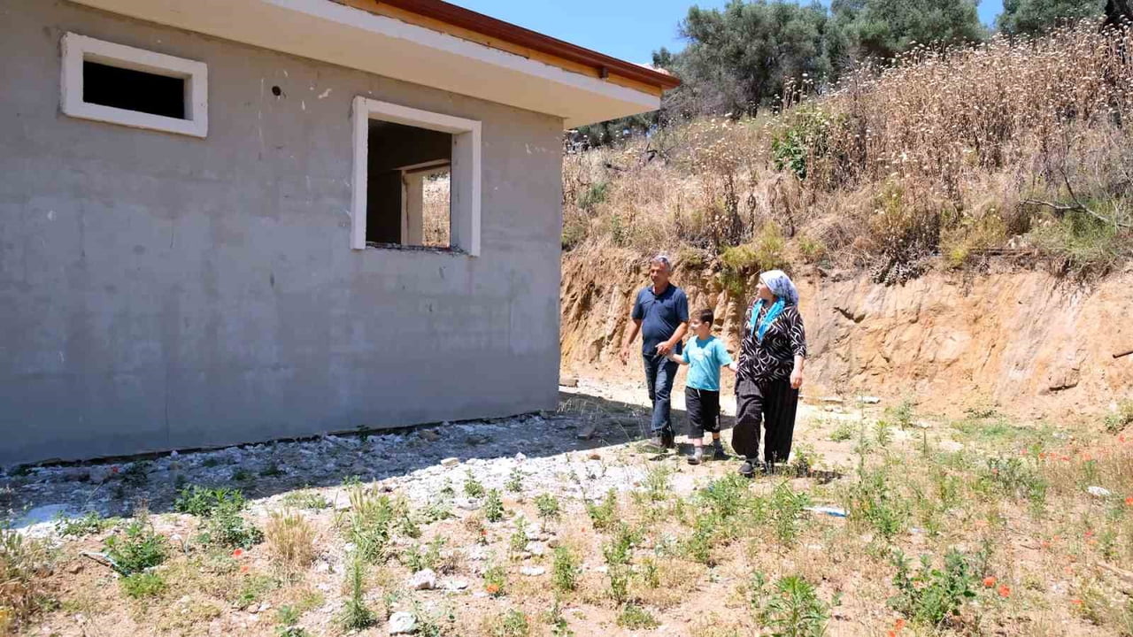 BABASI MEHMET VE ANNESİ NİHAL ATICI İLE BİRLİKTE YENİ EVLERİNİ GÖRMEYE GİDEN KÜÇÜK...