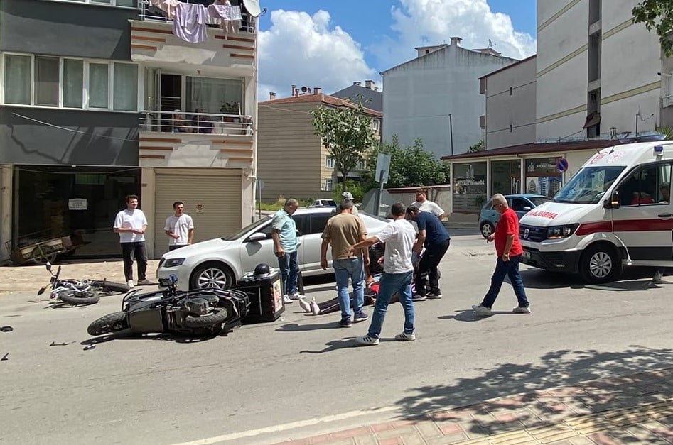 BAFRA İLÇESİNDE MOTOSİKLET İLE ELEKTRİKLİ BİSİKLETİN KAVŞAKTA ÇARPIŞTIĞI KAZADA 2 KİŞİ...