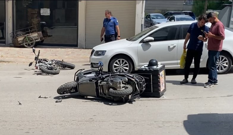 BAFRA İLÇESİNDE MOTOSİKLET İLE ELEKTRİKLİ BİSİKLETİN KAVŞAKTA ÇARPIŞTIĞI KAZADA 2 KİŞİ...