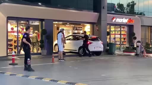 Bağcılar’da otomobil akaryakıt istasyonundaki markete daldı: 1 yaralı