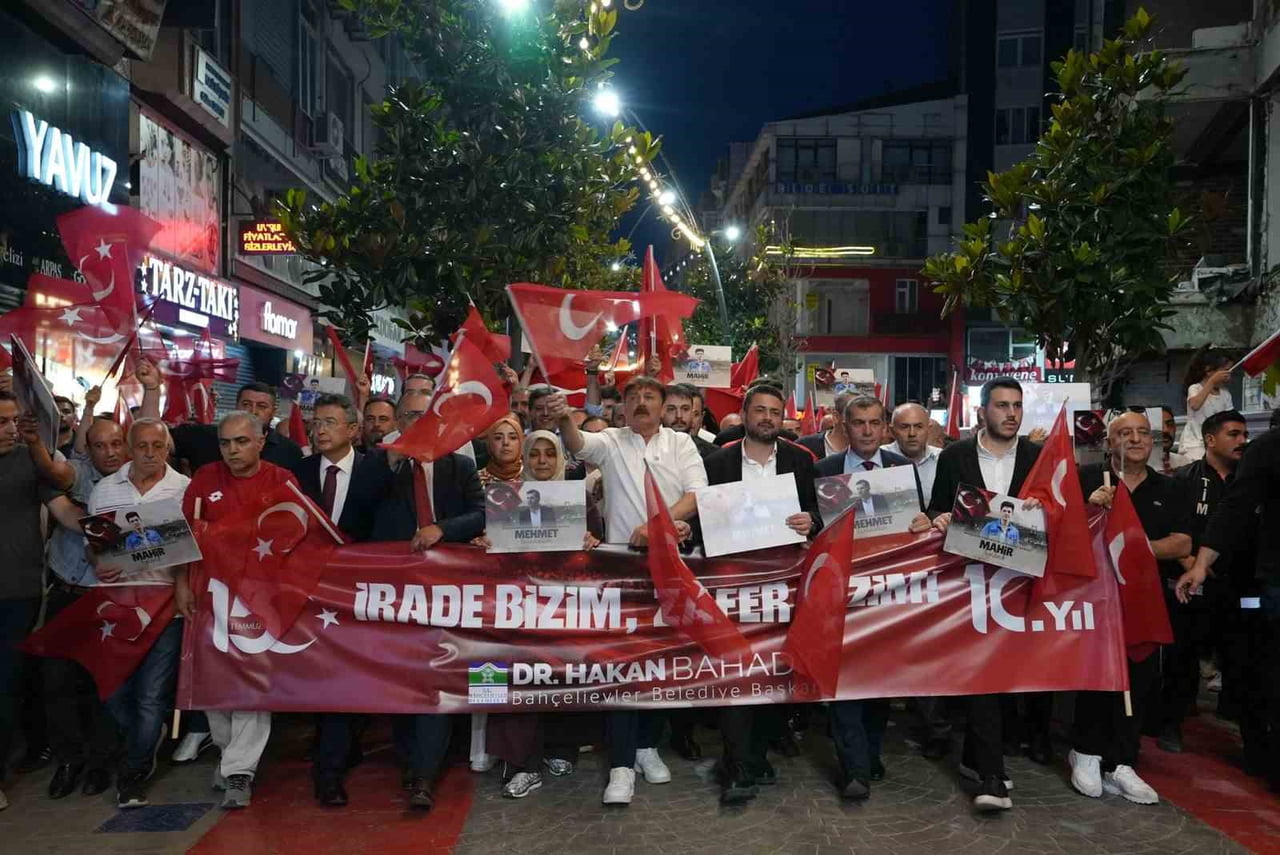 BAHÇELİEVLER'DE 15 TEMMUZ ŞEHİTLERİ YÜRÜYÜŞLE ANILDI