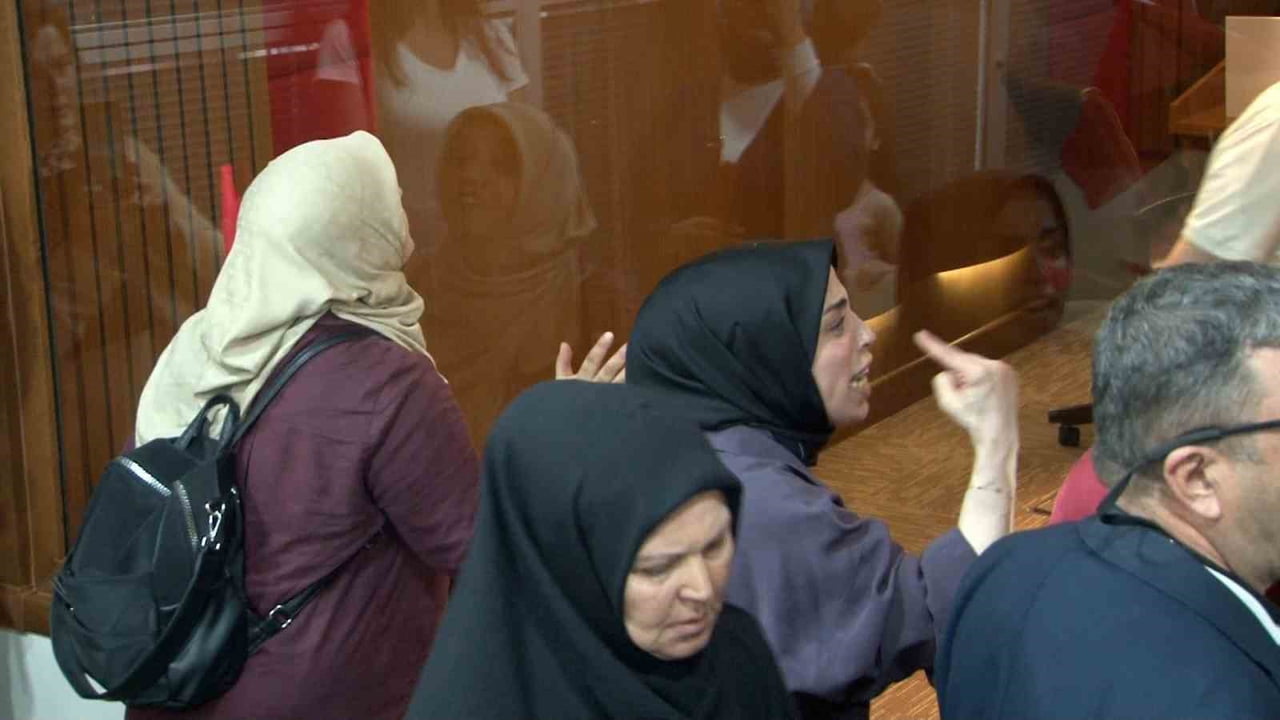 BAHÇELİEVLER BELEDİYE MECLİSİ’NİN PAZARTESİ GÜNÜ GERÇEKLEŞEN OTURUMUNDA CHP’Lİ MECLİS ÜYELERİNİN...
