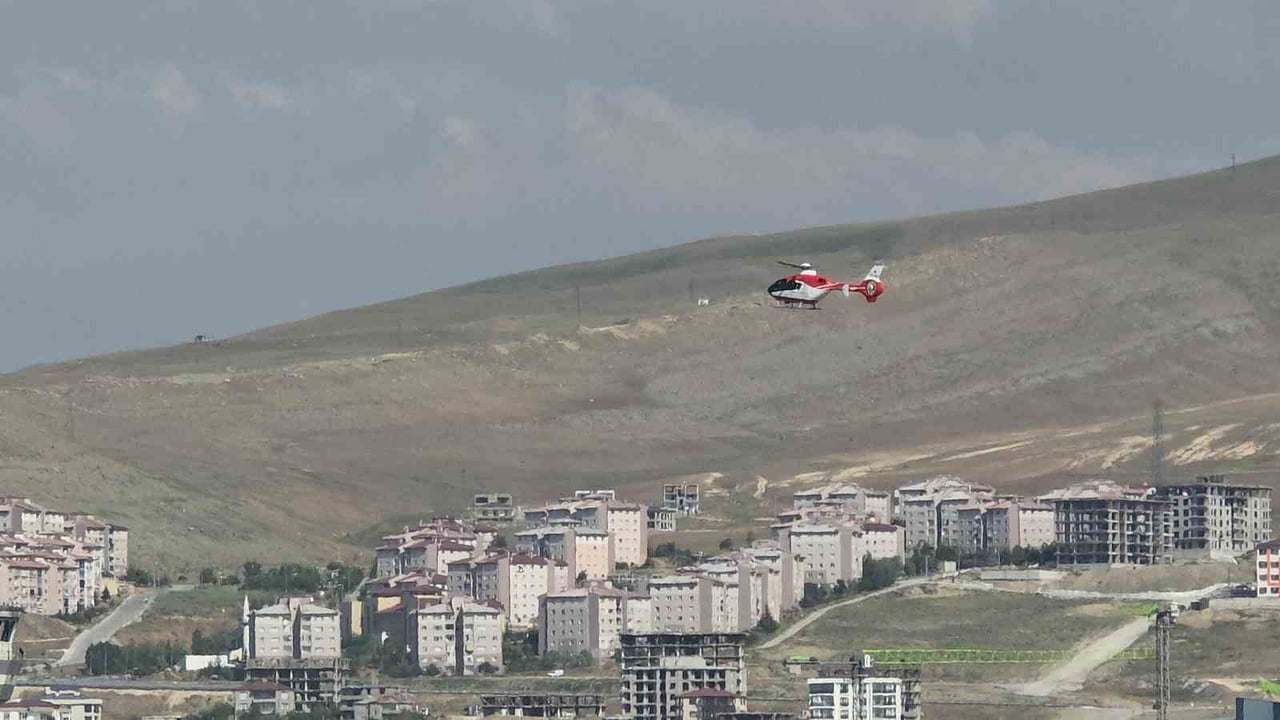 BAHÇESARAY İLÇESİNDE KALP YETMEZLİĞİ BULUNAN 81 YAŞINDAKİ VATANDAŞ, AMBULANS HELİKOPTER İLE VAN'A...