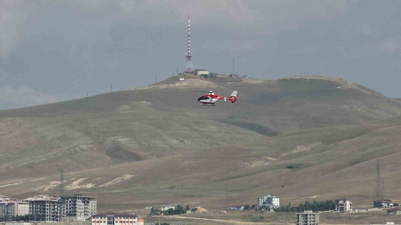 BAHÇESARAY İLÇESİNDE KALP YETMEZLİĞİ BULUNAN 81 YAŞINDAKİ VATANDAŞ, AMBULANS HELİKOPTER İLE VAN'A...