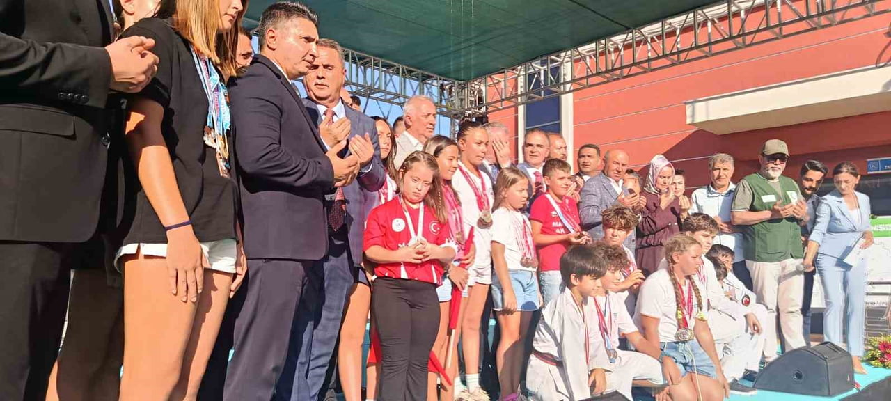 BAKAN BAK’TAN MARMARİS’E OLİMPİK HAVUZ MÜJDESİ