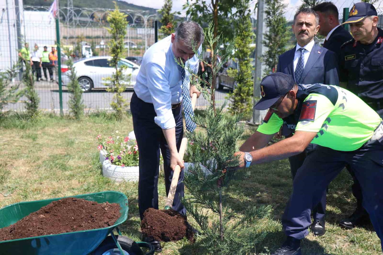BAKAN ÇİFTÇİ, ÇAYIRKÖY OTOYOL JANDARMA KOMUTANLIĞI'NDA FİDAN DİKTİ.