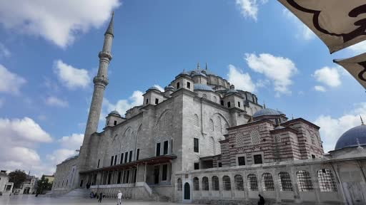 Bakan Ersoy'dan Fatih Külliyesi Haziresi'ne anlamlı ziyaret