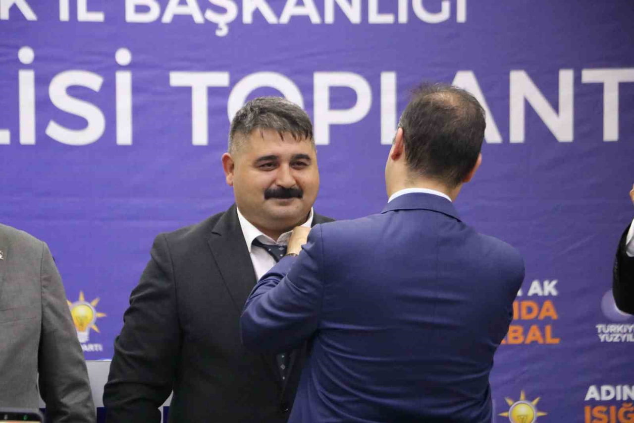 BAKAN FATİH KACIR, KENAN KARAVELİ'NİN ROZETİNİ TAKTI