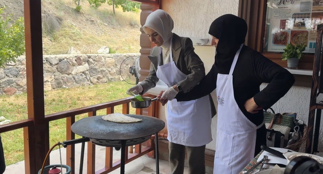 BAKAN GÖKTAŞ, ERZİNCAN'DA KADIN KOOPERATİFİNDE GÖZLEME PİŞİRİP İKRAM ETTİ