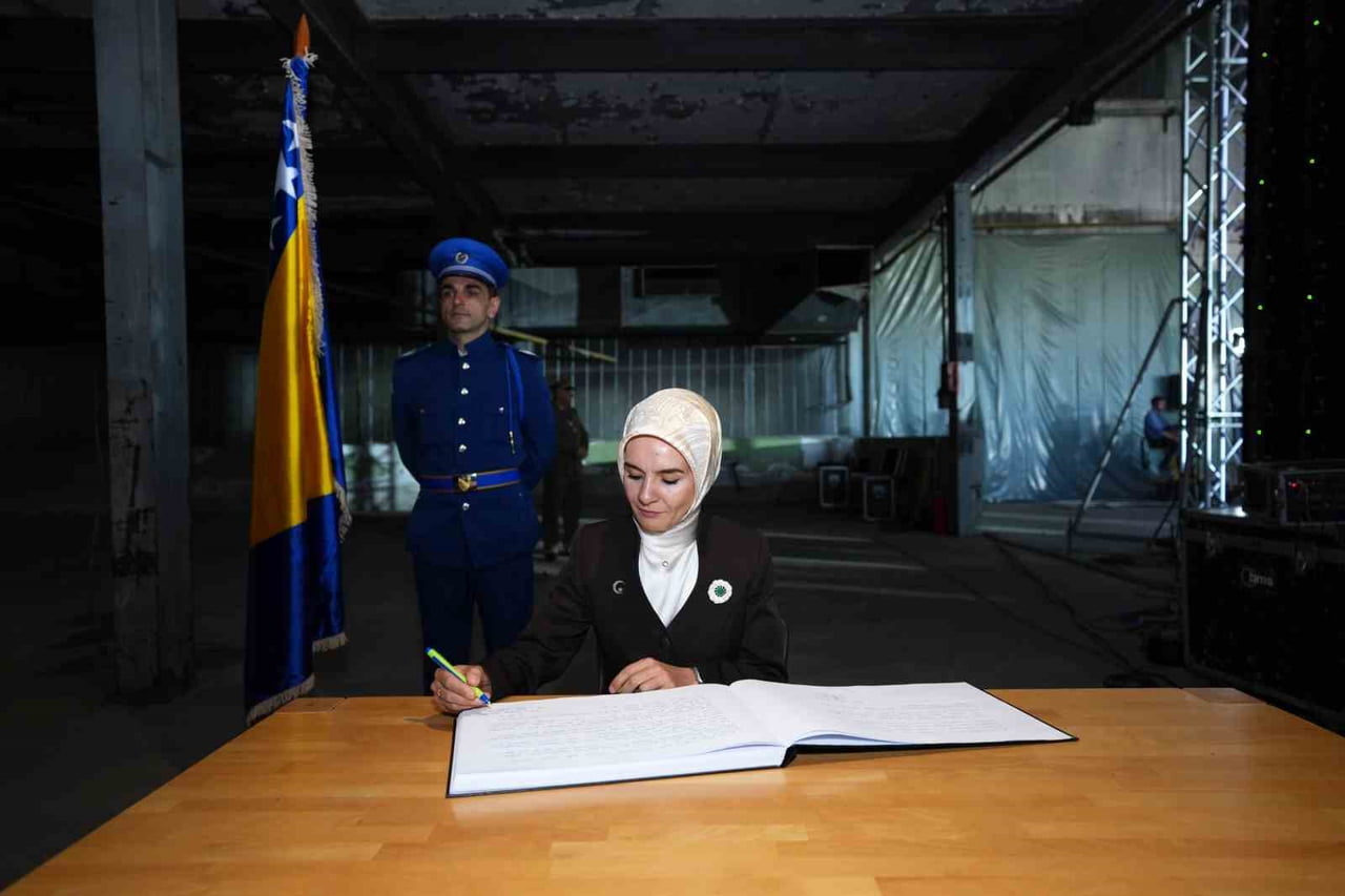 BAKAN GÖKTAŞ, MÜZEDE YER ALAN HATIRA DEFTERİNİ İMZALADI.