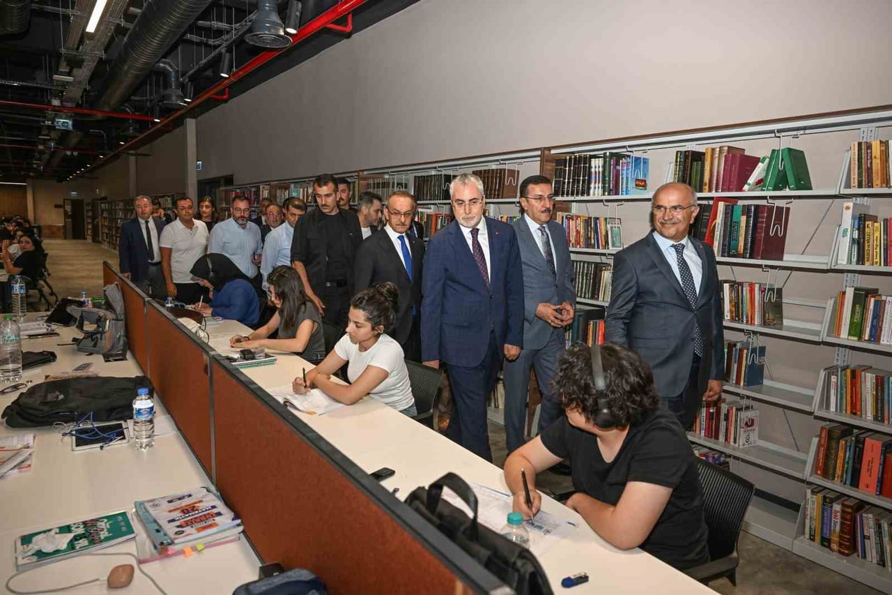 BAKAN IŞIKHAN'DAN BÜYÜKŞEHİR BELEDİYESİ'NE ZİYARET