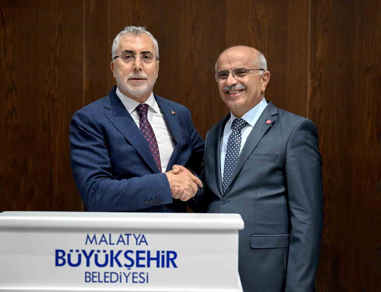 BAKAN IŞIKHAN'DAN BÜYÜKŞEHİR BELEDİYESİ'NE ZİYARET