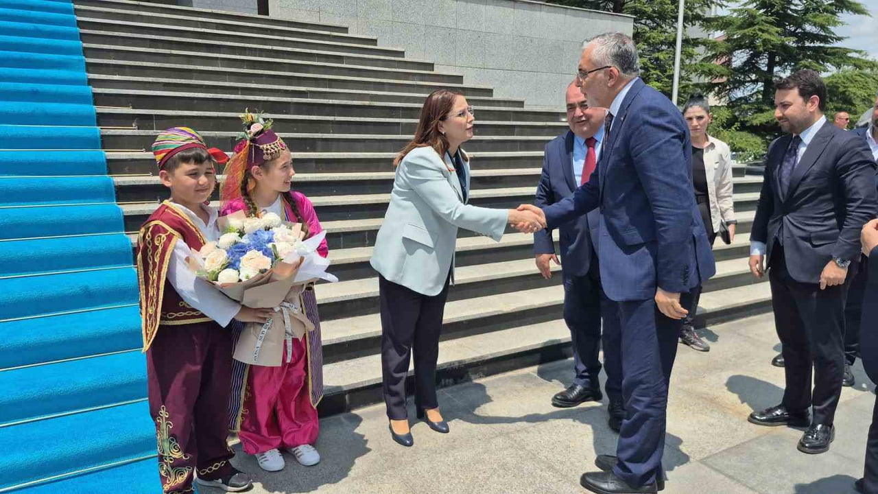 BAKAN IŞIKHAN BARTIN VALİSİ NURTAÇ ARSLAN'I ZİYARET ETTİ