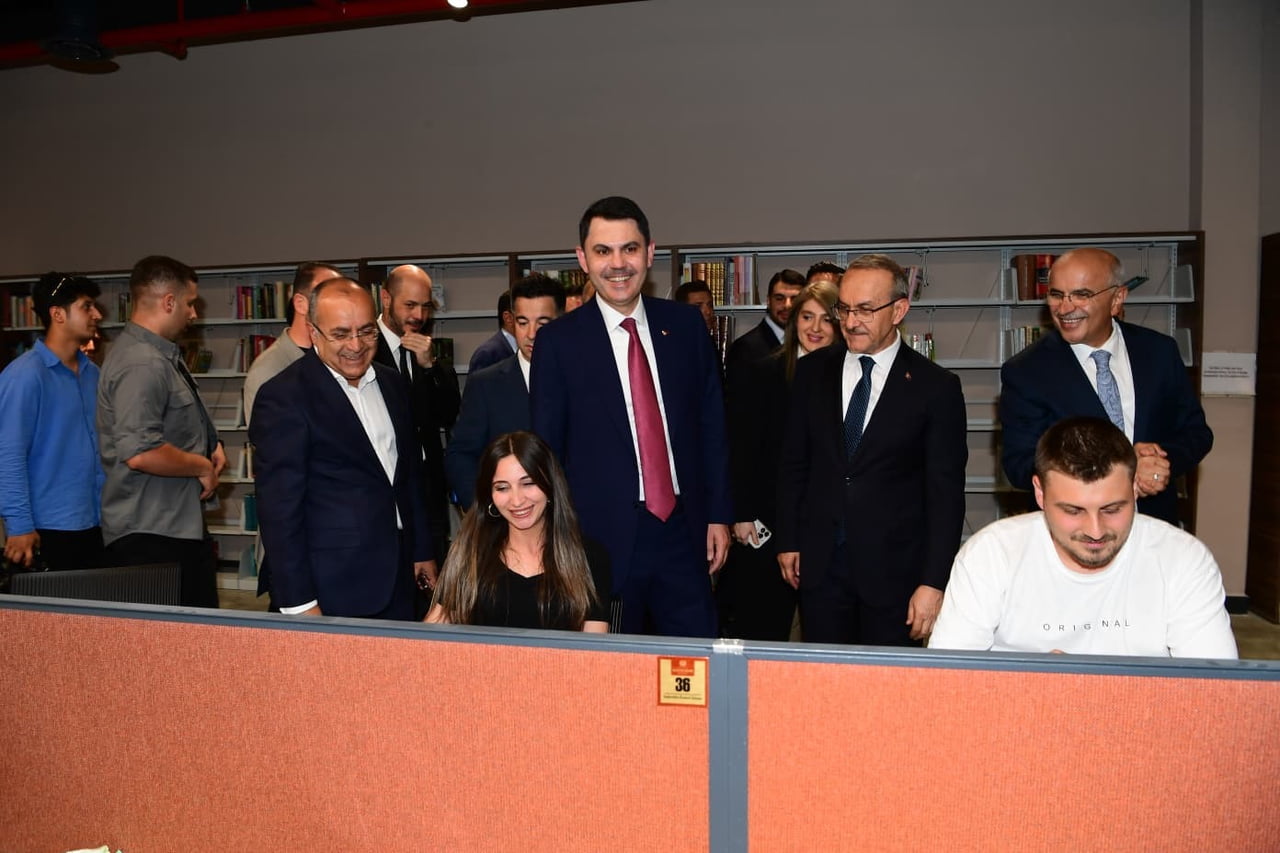 BAKAN MURAT KURUM, ŞEHİR KÜTÜPHANESİ’Nİ GEZDİ