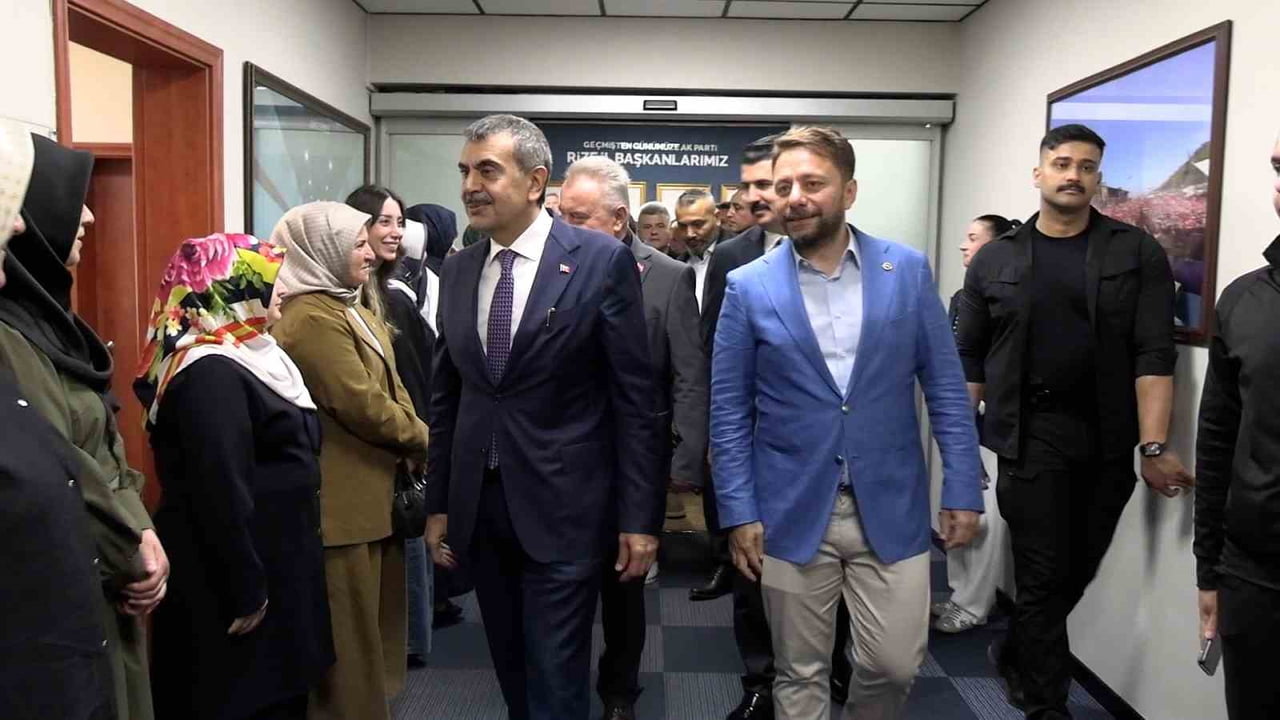 BAKAN TEKİN, AK PARTİ RİZE İL BAŞKANLIĞI'NA GELEREK PARTİLİLERLE BULUŞTU.