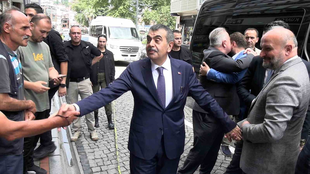 BAKAN TEKİN, AK PARTİ RİZE İL BAŞKANLIĞI'NA GELEREK PARTİLİLERLE BULUŞTU.