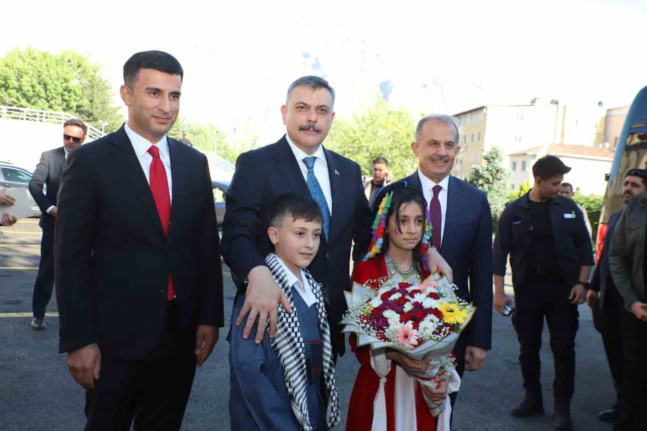 BAKANIN GELİŞİ VE ÇİÇEKLE KARŞILANMASI