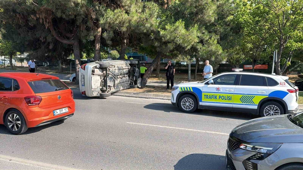 BAKIRKÖY'DE, KONTROLDEN ÇIKARAK ÖNCE KALDIRIMA ARDINDAN AĞACA ÇARPAN OTOMOBİL TAK ATTI, KAZADA...