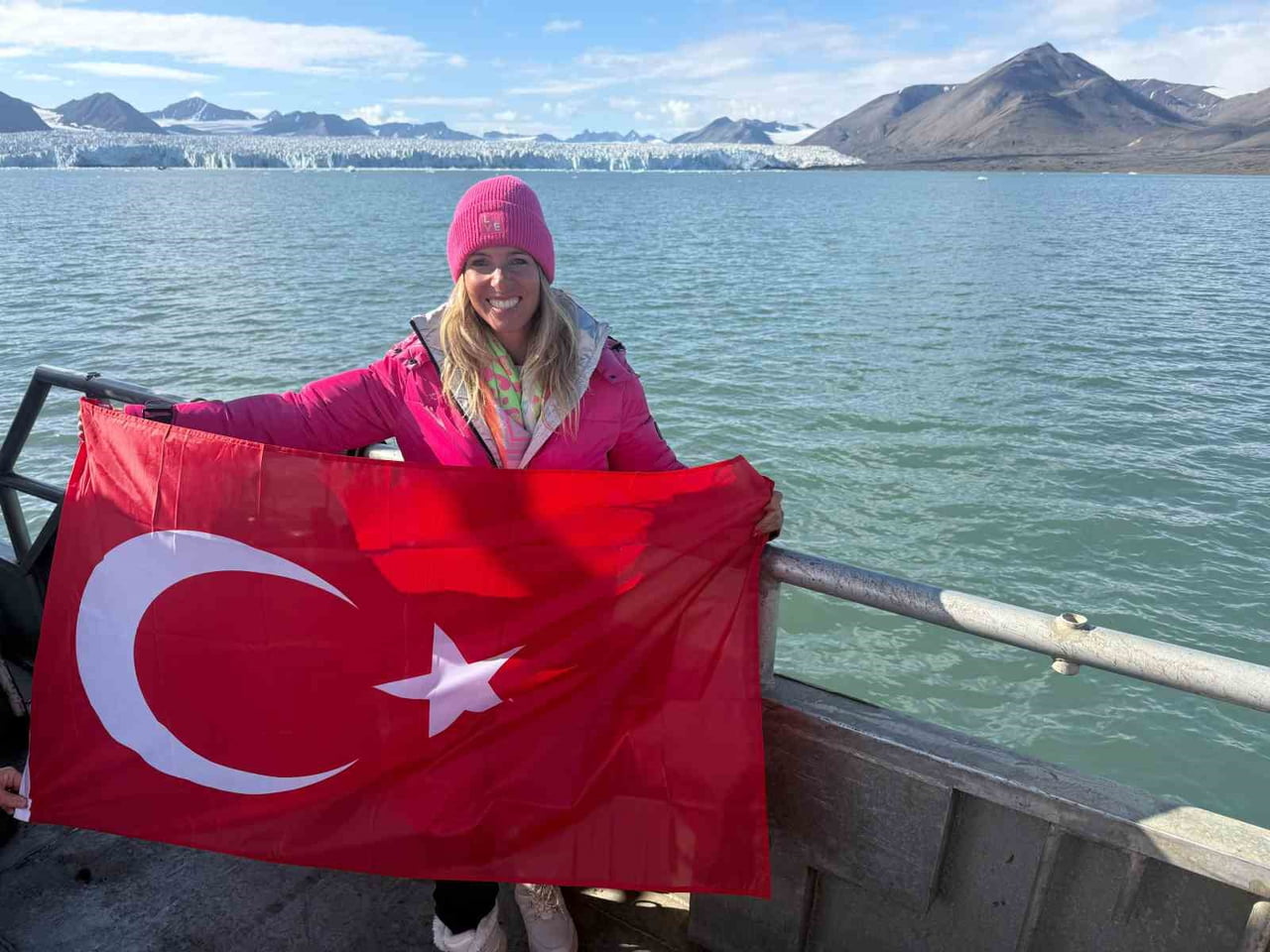 BAKIRKÖY ATA SPOR KULÜBÜ SPORCUSU DENİZ KAYADELEN, BUZULLARDA YÜZEN İLK TÜRK SPORCU OLDU.