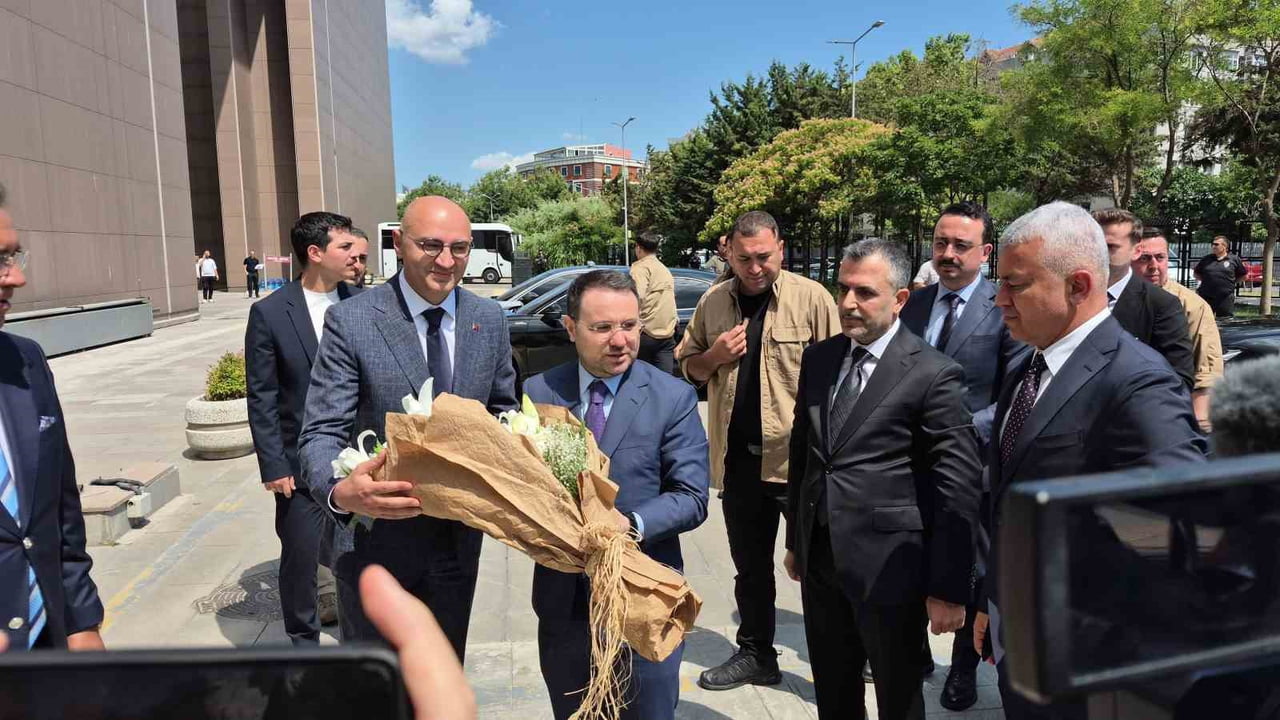 BAKIRKÖY CUMHURİYET BAŞSAVCISI BARIŞ DUMAN, ADALET BAKANI AKIN GÜRLEK'E ÇİÇEK VERDİ