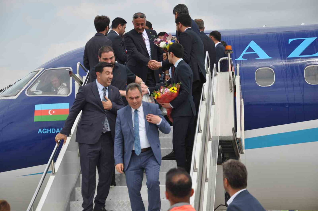 BAKÜ'DEN HAVALANAN İLK YOLCU UÇAĞI KARS HARAKANİ HAVALİMANI'NDA TÖRENLE KARŞILANDI