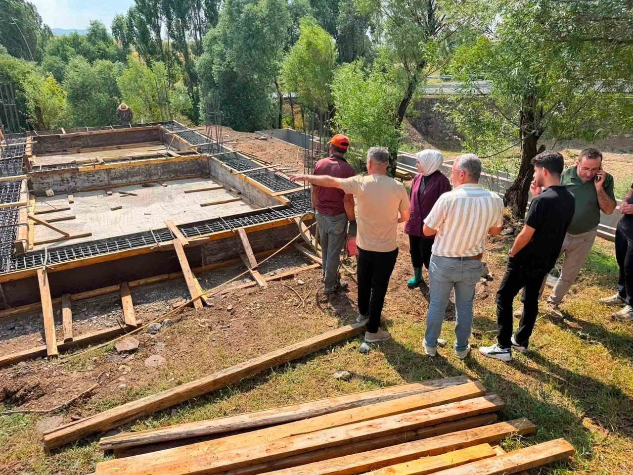 BALIK TESİSİ ŞANTİYESİNDE ÇİZMELERİNİ GİYEREK İNCELEMELERDE BULUNAN KAYMAKAM KILIÇ'IN GÖRÜNTÜLERİ...