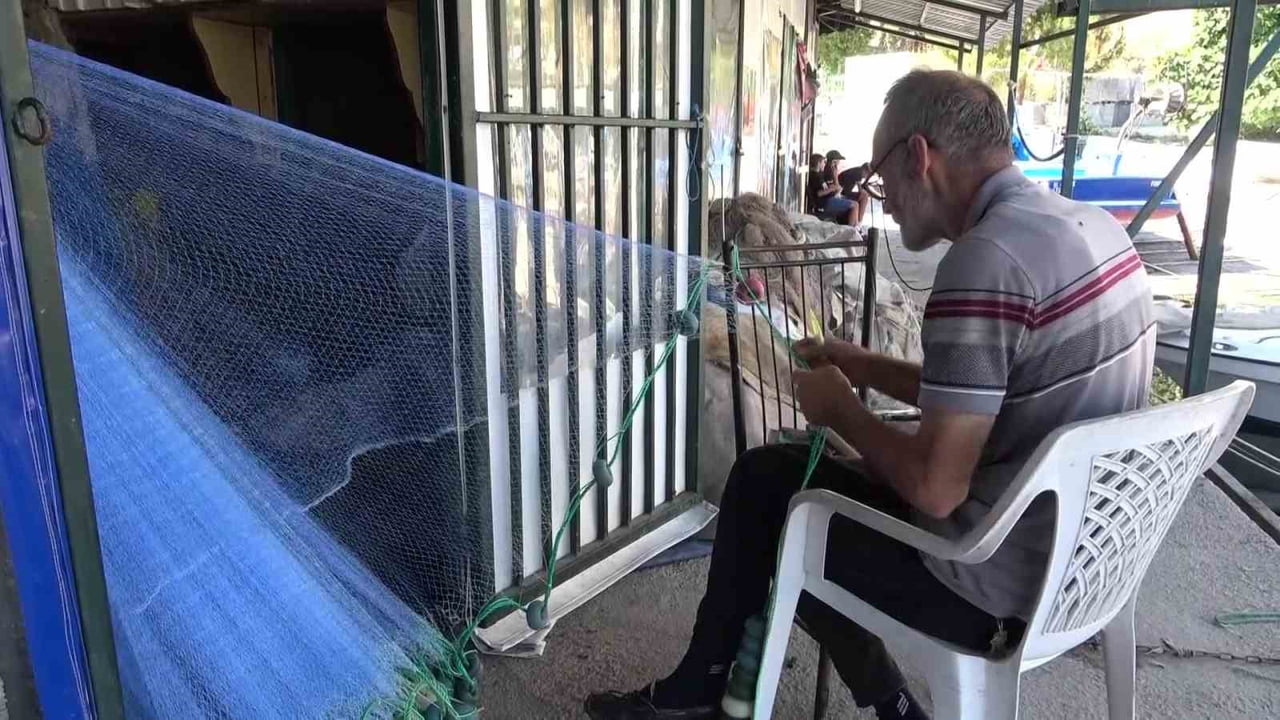 BALIKÇILAR, HER GEÇEN YIL ŞARTLARIN AĞIRLAŞTIĞINI BELİRTEREK, ARTIK KALICI ÇÖZÜMLER BEKLEDİKLERİNİ...