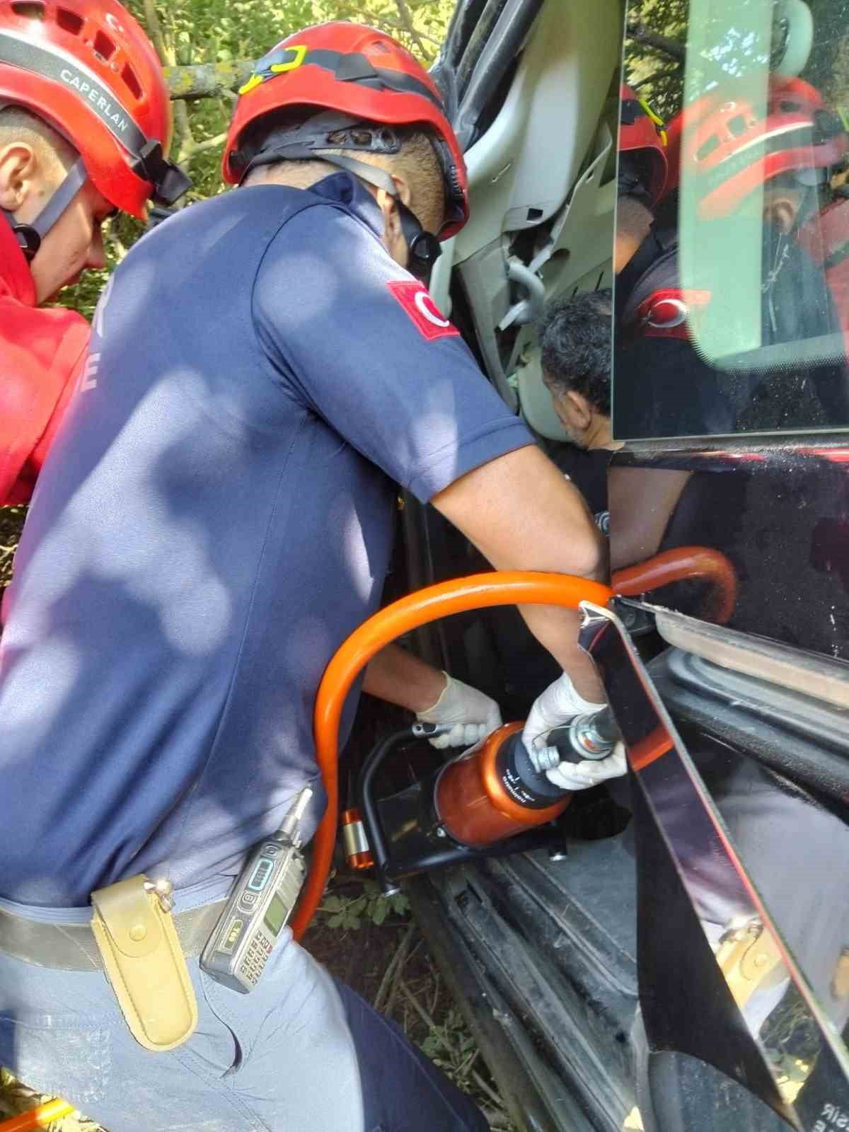BALIKESİR'DE OTOMOBİLE ARKADAN ÇARPAN ARAÇTA 2 KİŞİ YARALANDI