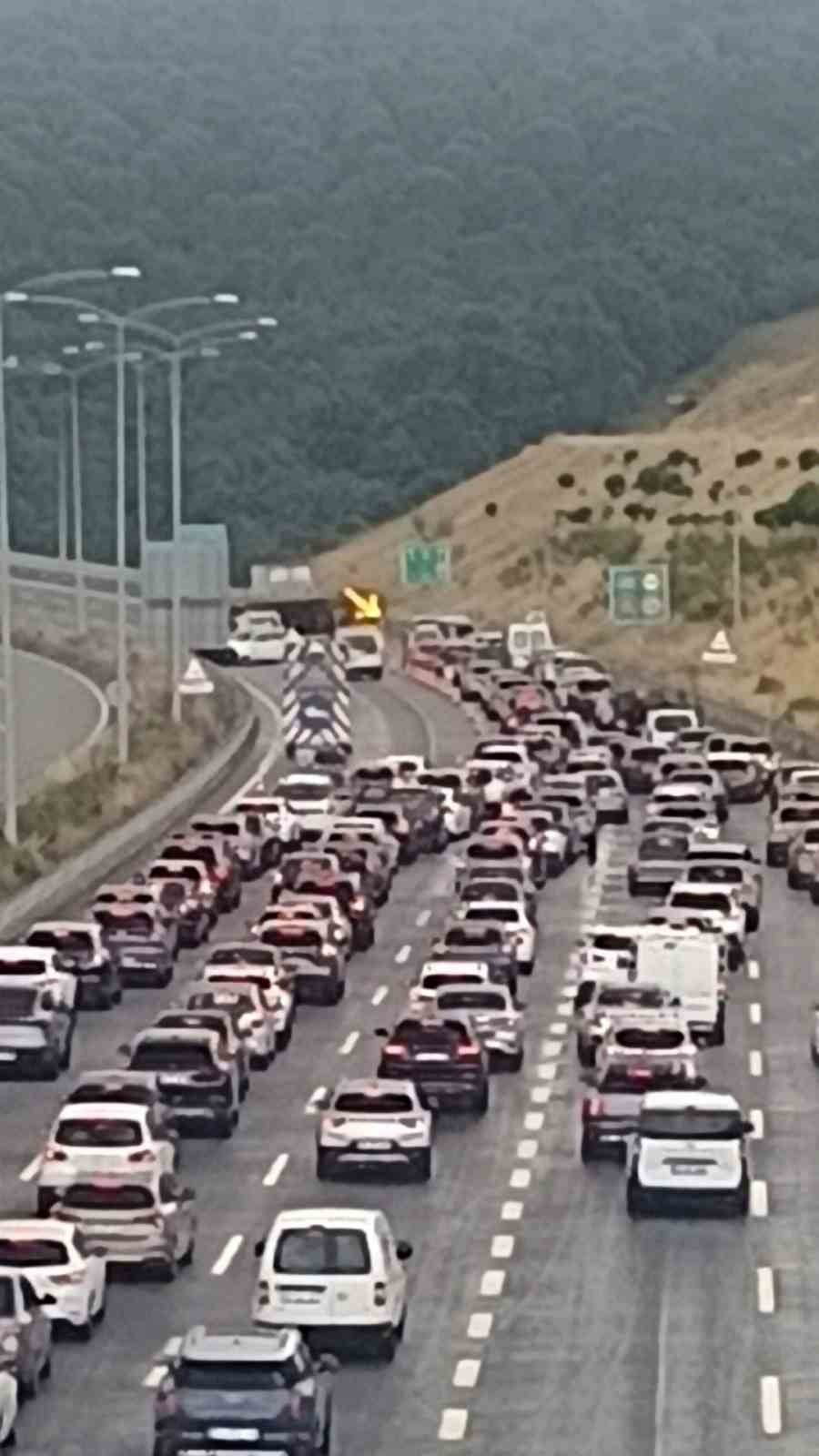 BALIKESİR'DE SAMAN YÜKLÜ TIR DEVRİLDİ, OTOYOL TRAFİĞE KAPANDI