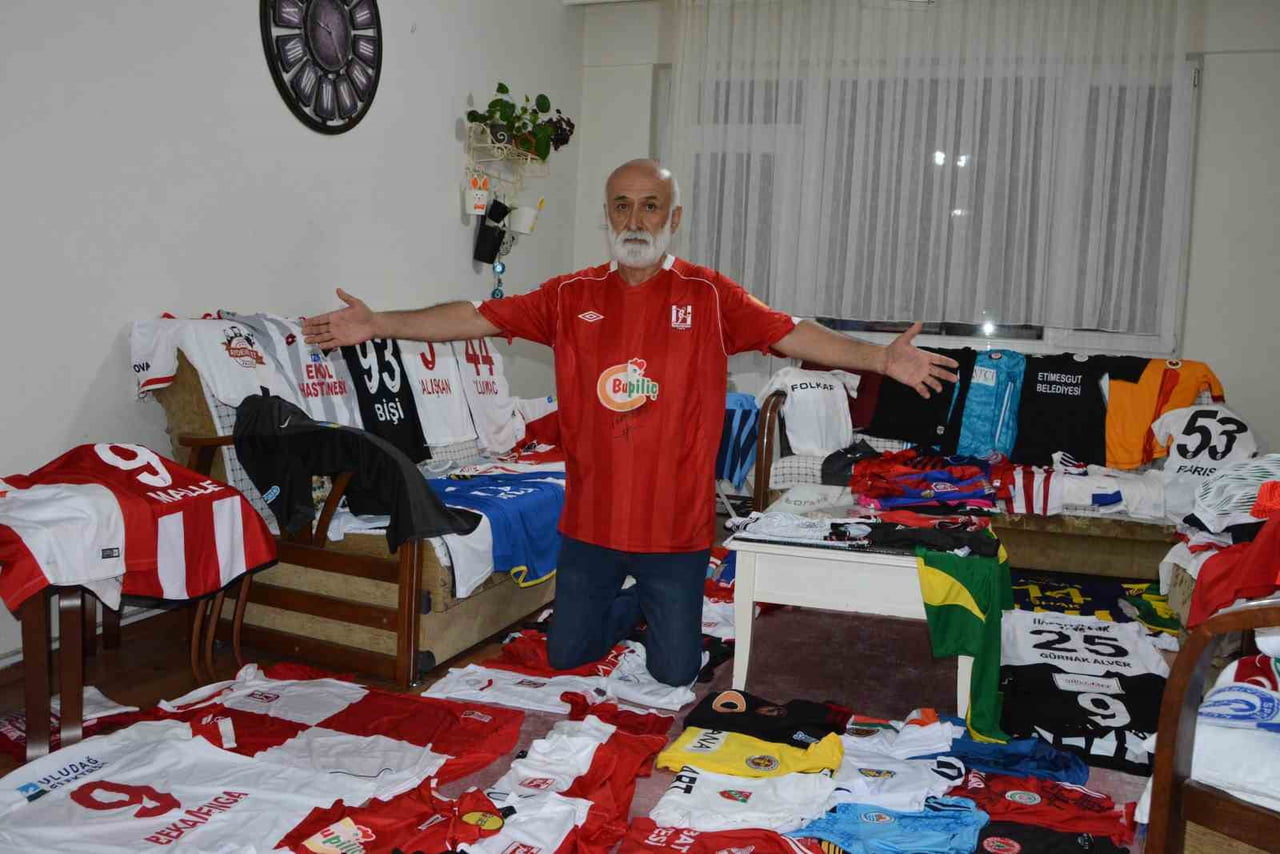 BALIKESİR'DE SPOR MUHABİRİ CENGİZ GÜNEŞ'İN, YILLAR İÇİNDE FUTBOLCULARDAN HEDİYE OLARAK ALDIĞI...
