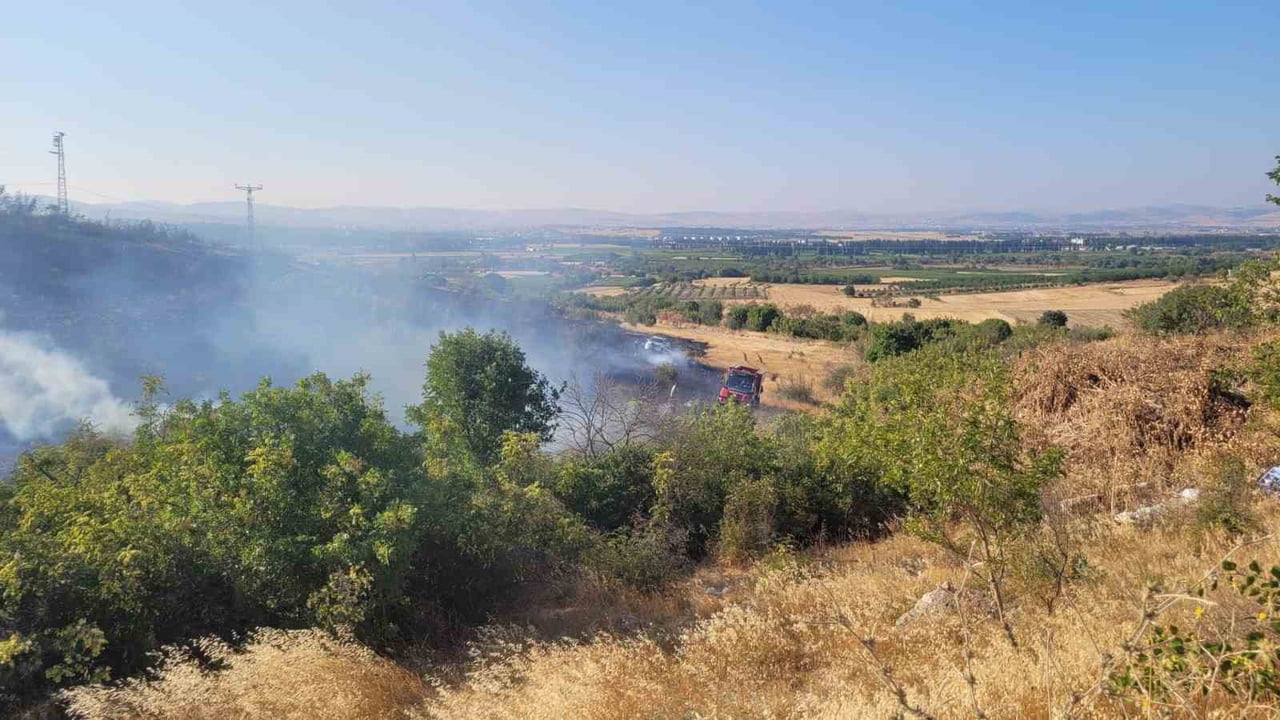 BALIKESİR'İN ALTIEYLÜL İLÇESİ KÜÇÜKBOSTANCI MAHALLESİNDE ZİRAİ VE OTLUK ALANDA ÇIKAN YANGINA...