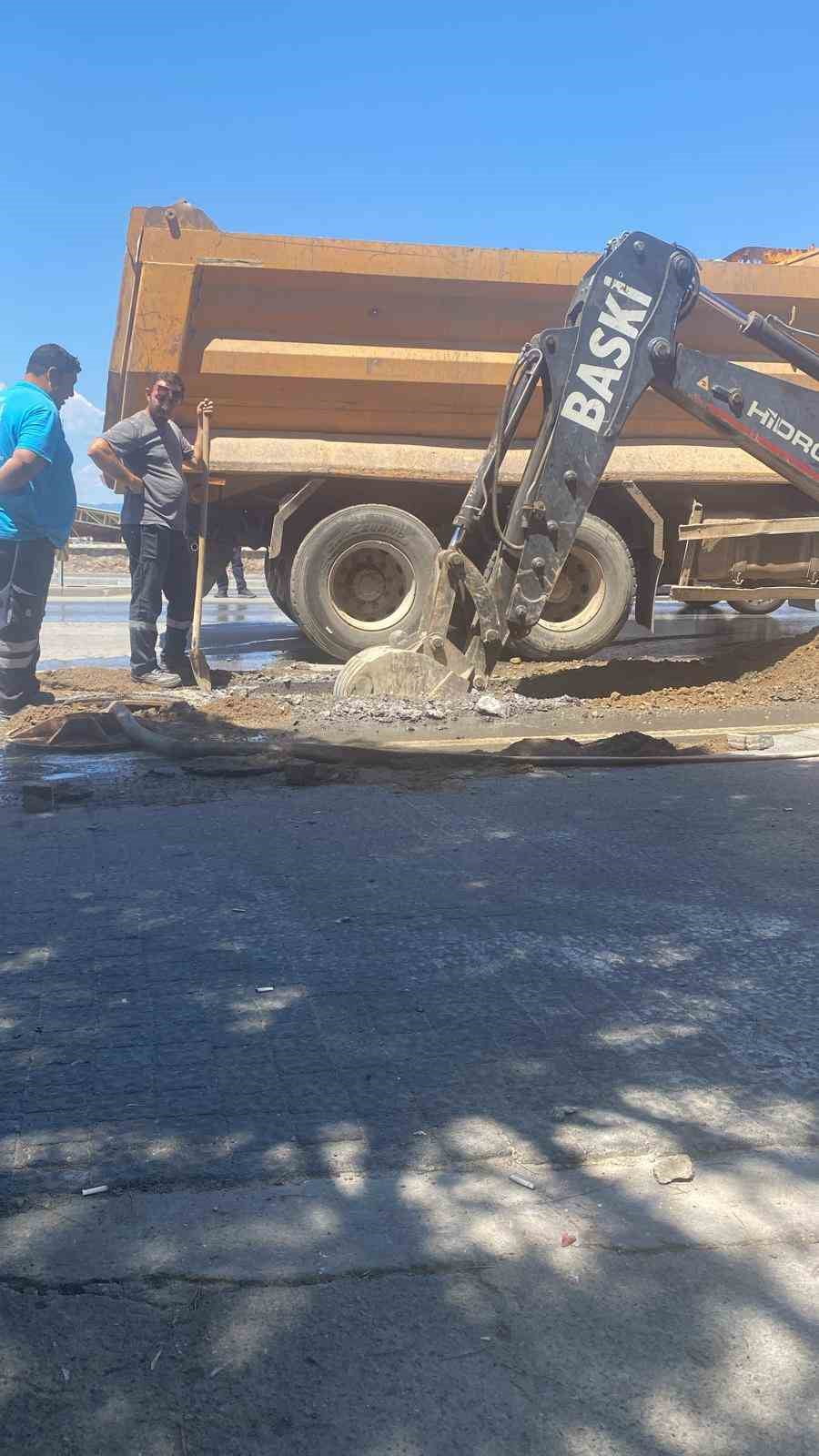 BALIKESİR'İN AYVALIK İLÇESİNDE ATATÜRK BULVARI ÜZERİNDE KANAL TAŞMASI İHBARI ÜZERİNE HAREKETE...