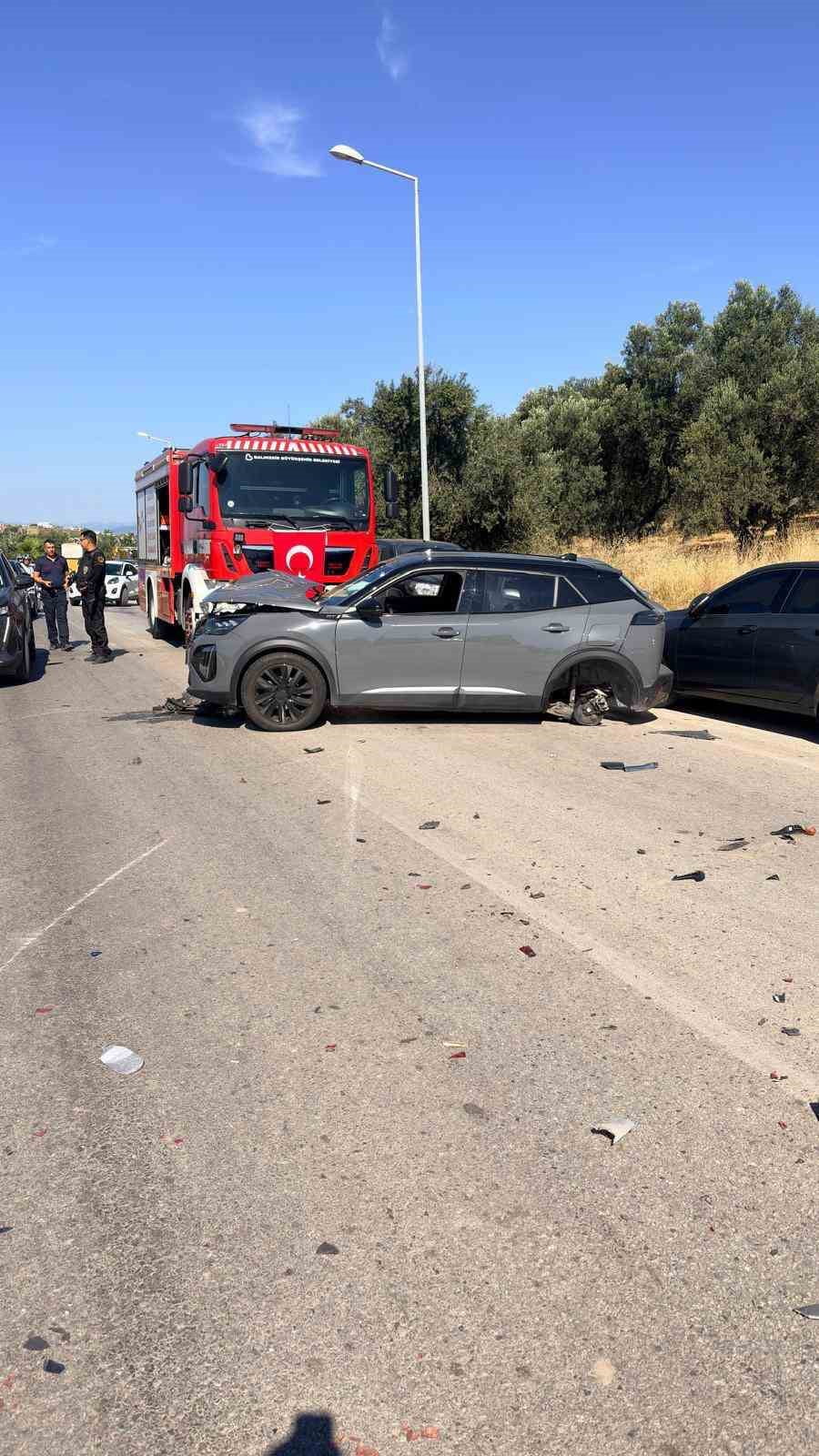 BALIKESİR'İN AYVALIK İLÇESİNDE KONTROLDEN OTOMOBİLİN 4 ARACA VE YAYALARA ÇARPMASI SONUCU MEYDANA...