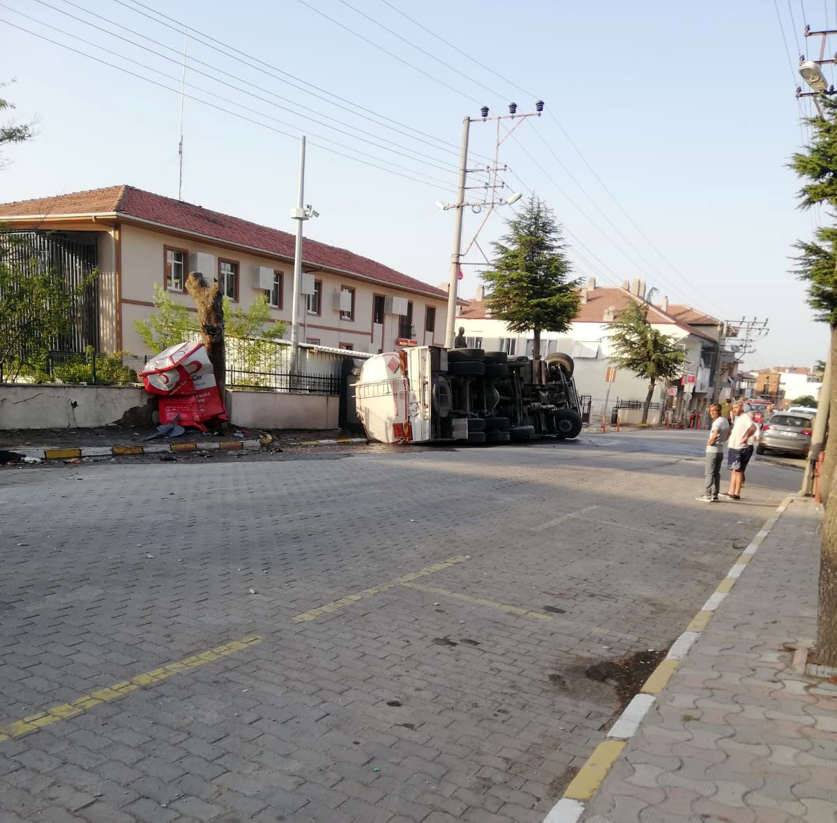 BALIKESİR'İN BALYA İLÇESİNDE AKARYAKIT DOLU TANKER DEVRİLDİ