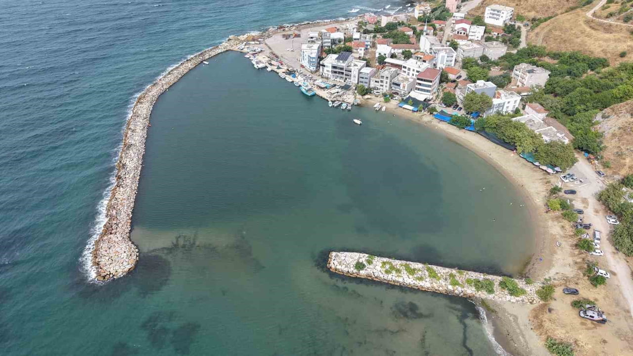 BALIKESİR'İN BANDIRMA İLÇESİNE BAĞLI BALIKÇI KÖYÜ OLAN DUTLİMAN MAHALLESİNDE DENİZİN KUM TAŞIMASI...