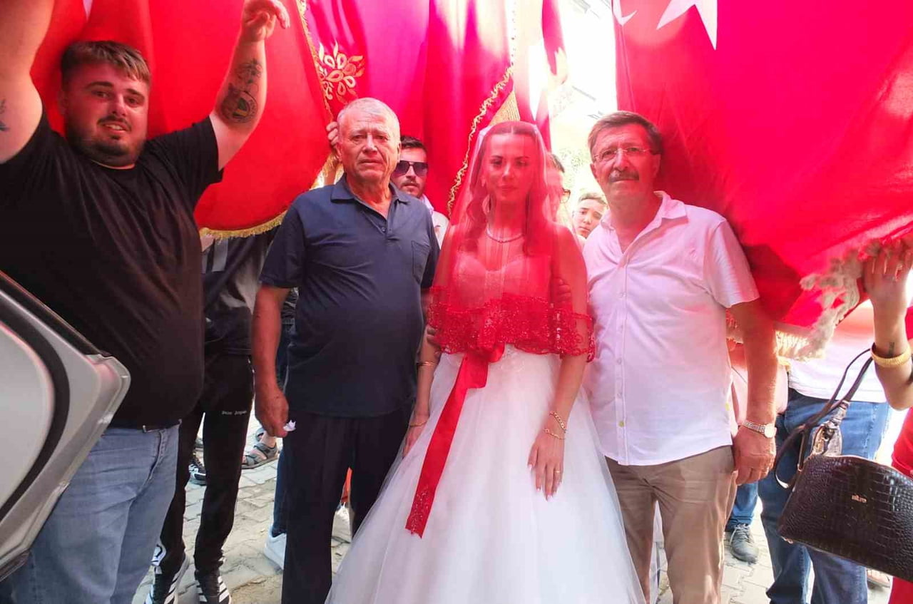 BALIKESİR'İN BURHANİYE İLÇESİNDE ASIRLIK DÜĞÜN GELENEĞİ DEVAM EDİYOR. BAHÇELİEVLER MAHALLESİ'NDEKİ...
