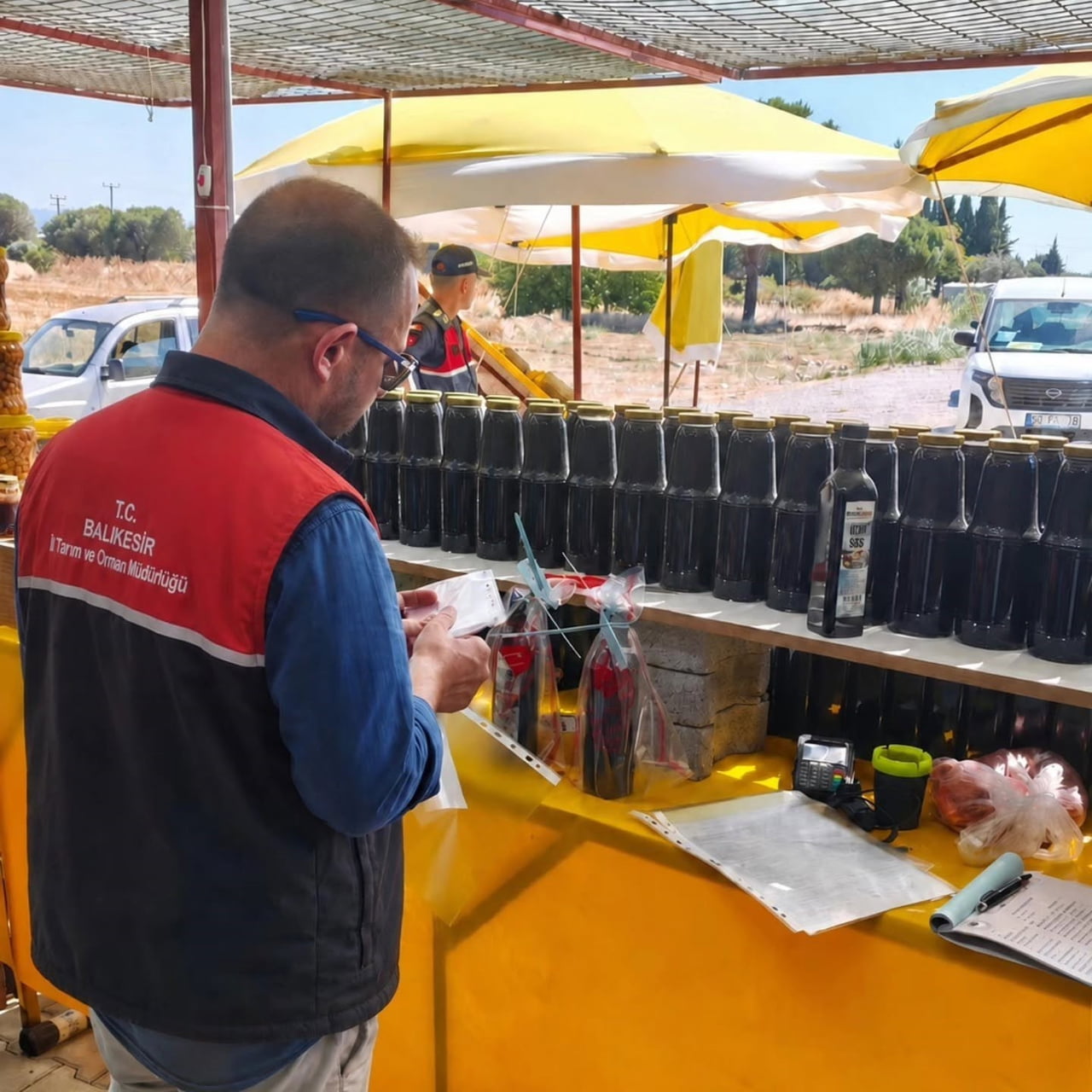 BALIKESİR'İN EDREMİT İLÇE TARIM VE ORMAN MÜDÜRLÜĞÜ İLE JANDARMA KOMUTANLIĞI EKİPLERİ, TÜKETİCİ...