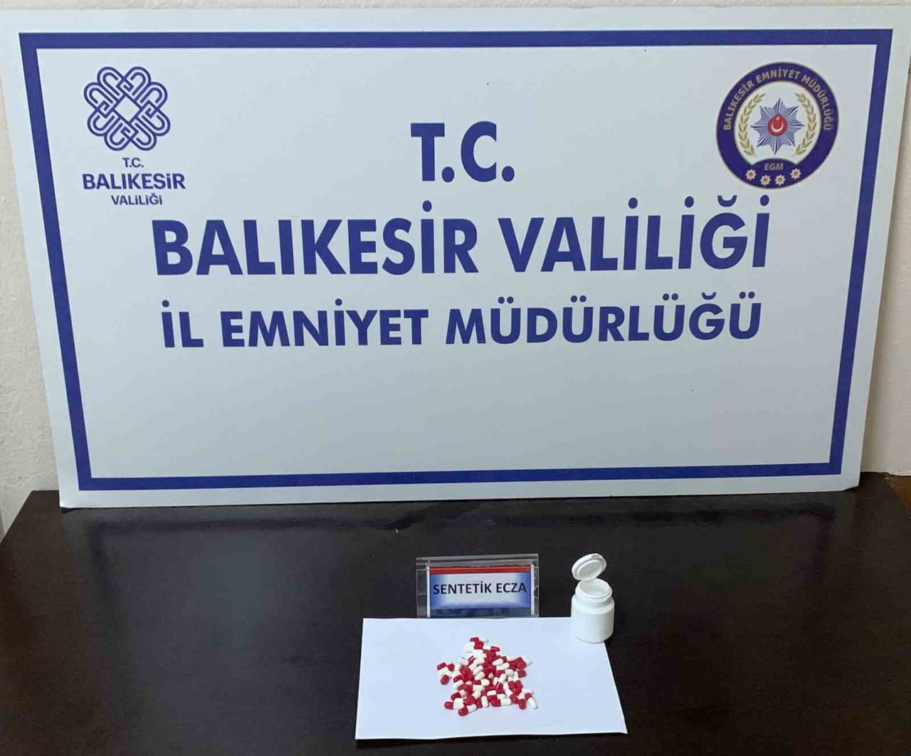 BALIKESİR'İN ERDEK İLÇESİNDE SON İKİ HAFTADA 29 ARANAN ŞAHIS YAKALANIRKEN, RUHSATSIZ SİLAHLAR...