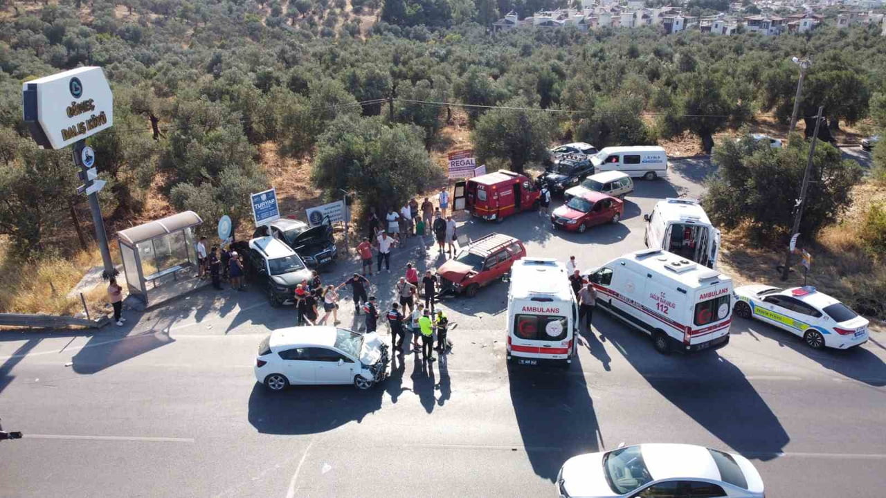 BALIKESİR'İN GÖMEÇ İLÇESİNDE E-87 KARAYOLUNDA 4 ARACIN KARIŞTIĞI TRAFİK KAZASINDA 1'İ AĞIR 4 KİŞİ...
