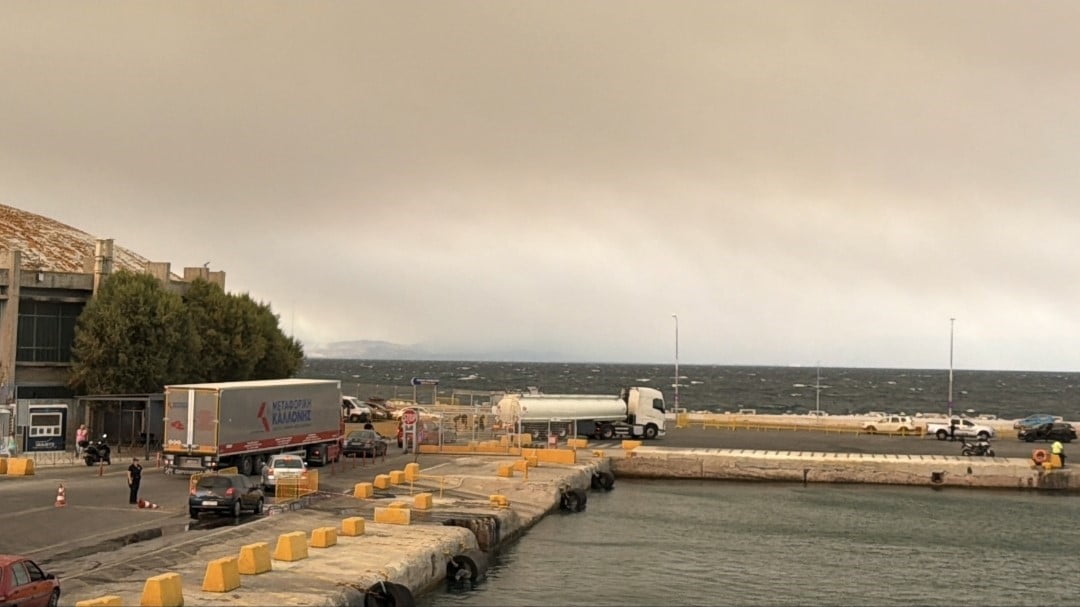 BALIKESİR'İN GÖMEÇ İLÇESİNDE SÜREN ORMAN YANGININ DUMANLARI YUNANİSTAN'IN MİDİLLİ ADASI'NA ULAŞTI....