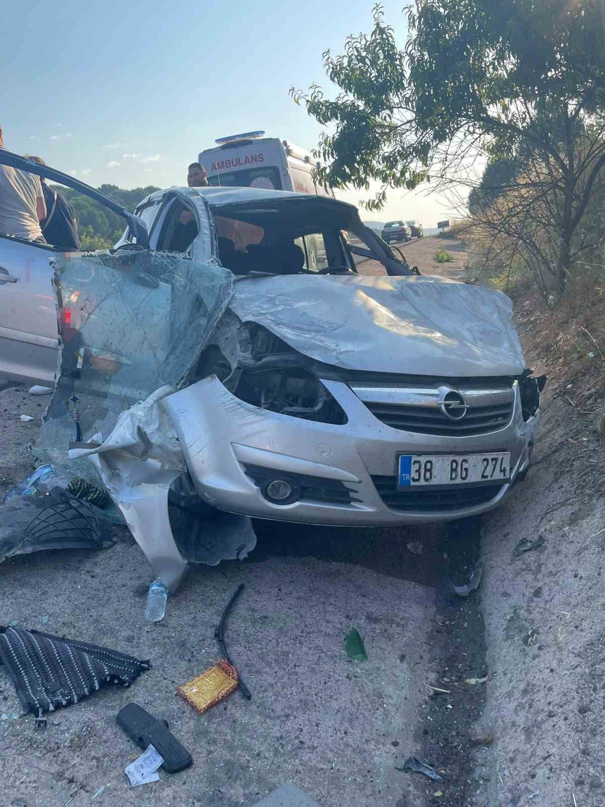 BALIKESİR'İN İVRİNDİ İLÇESİNDE MEYDANA GELEN TEK TARAFLI TRAFİK KAZASINDA ŞARAMPOLE UÇAN...