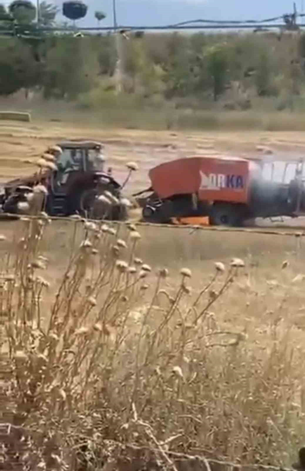 BALIKESİR'İN SAVAŞTEPE İLÇESİNDE BALYA MAKİNESİNDE ÇIKAN YANGIN TARLAYA SIÇRADI. ALEVLER...