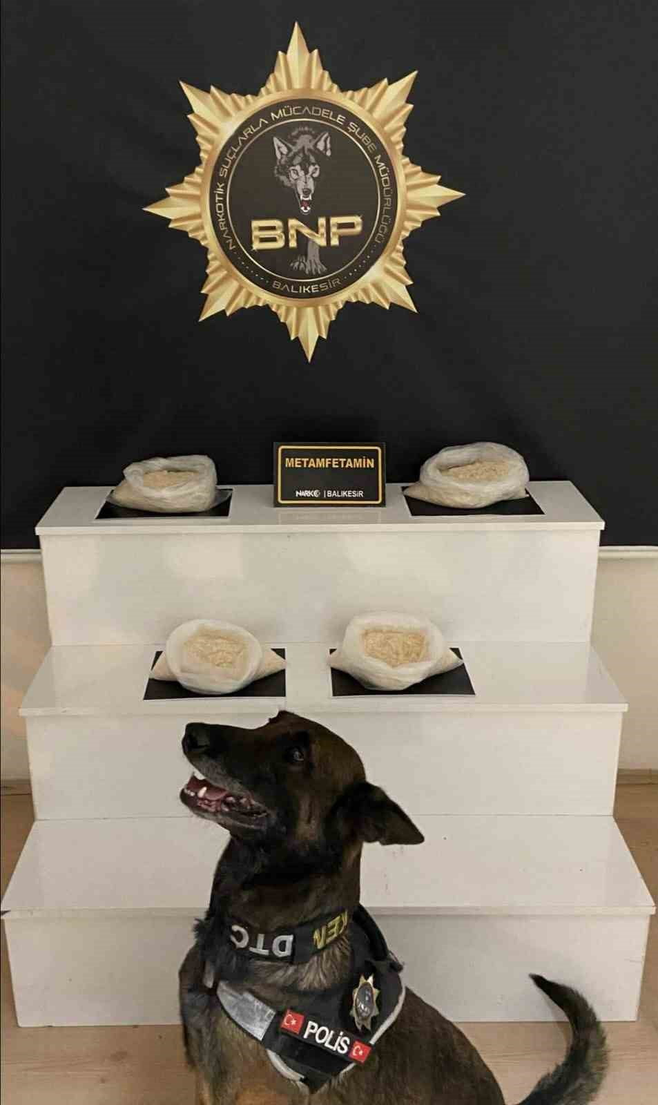 BALIKESİR'İN SAVAŞTEPE İLÇESİNDE NARKOTİK POLİSLERİ VE NARKOTİK KÖPEĞİ DANGAL'IN DA KATILDIĞI...