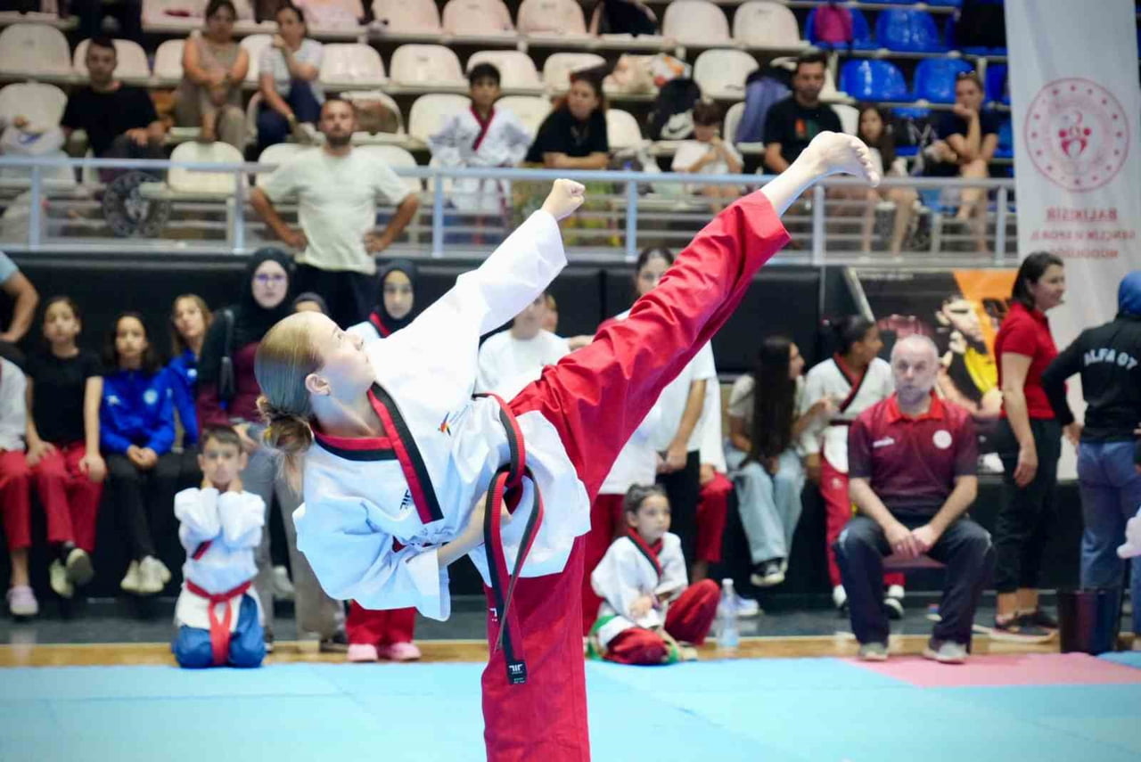 BALIKESIR’DE 15 TEMMUZ RUHU İLE TAEKWONDO POOMSAE HEYECANI BAŞLADI