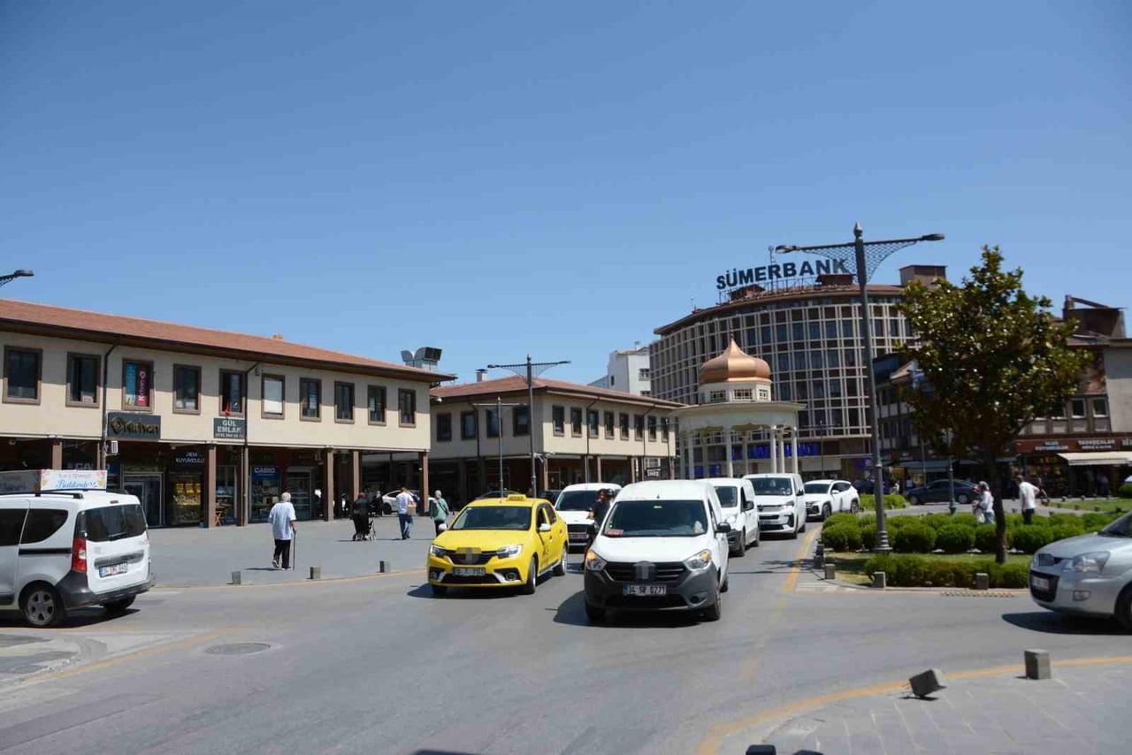 BALIKESİR’DE ŞEHİR MERKEZİNE GİREN BİR TIR İLERLEMEKTE ZORLUK YAŞAYINCA TRAFİKTE SIKIŞMA...