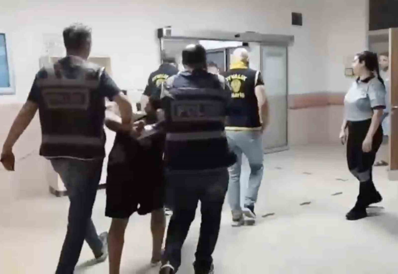 BALIKESİR’İN AYVALIK İLÇESİNDE TRAFİKTE ÇIKAN BIÇAKLI KAVGADA 1 KİŞİ YARALANDI. OLAYLA İLGİLİ...