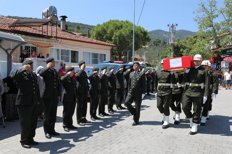 BALIKESİR’İN EDREMİT İLÇESİNDE KIBRIS GAZİSİ MURAT DOĞAN, DÜZENLENEN ASKERİ TÖRENLE SON...
