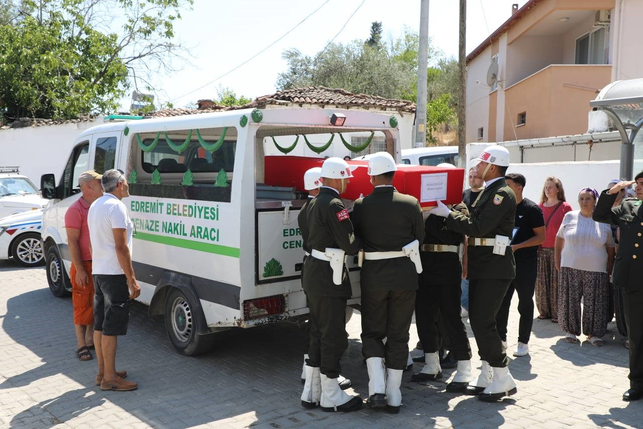 BALIKESİR’İN EDREMİT İLÇESİNDE KIBRIS GAZİSİ MURAT DOĞAN, DÜZENLENEN ASKERİ TÖRENLE SON...