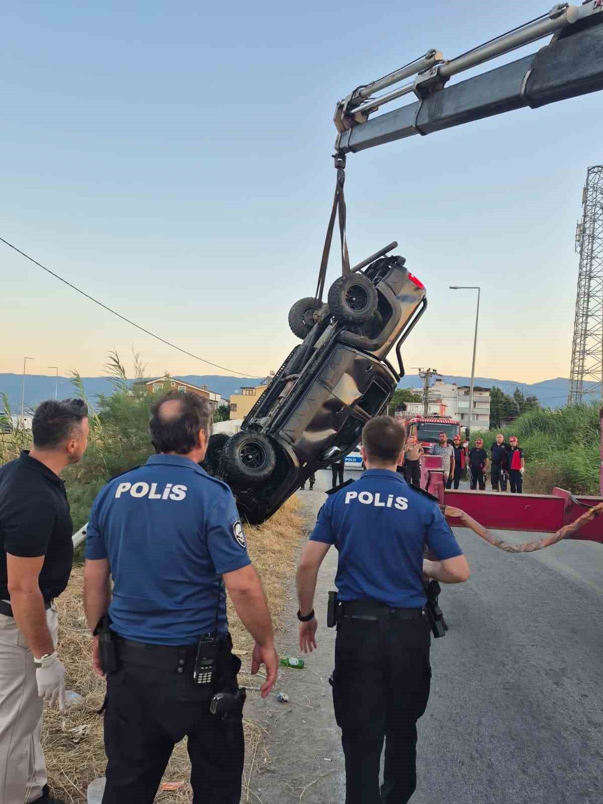 BALIKESİR’İN EDREMİT İLÇESİNDE KONTROLDEN ÇIKAN OTOMOBİLİN DEREYE UÇMASI SONUCU MEYDANA GELEN TEK...