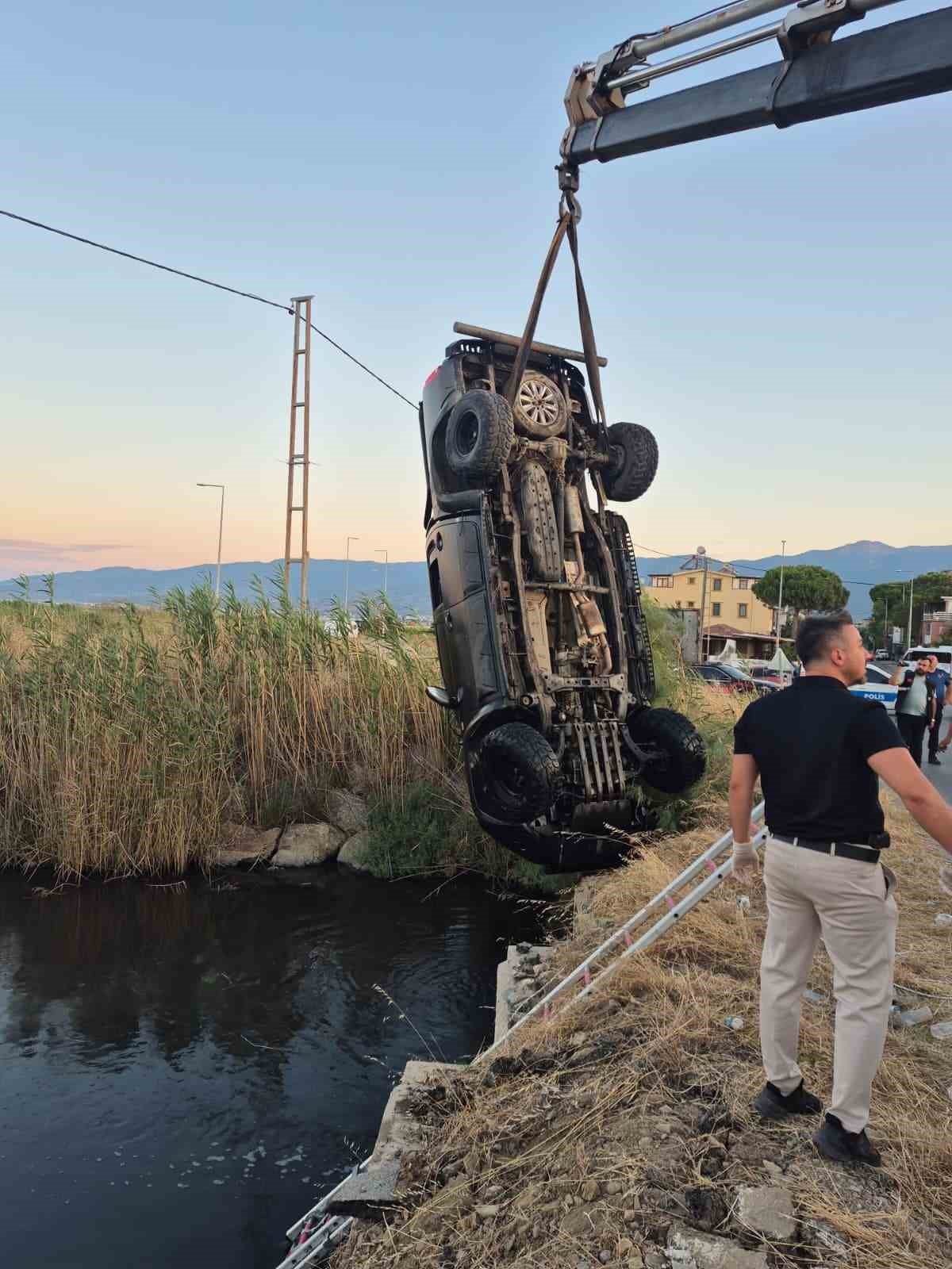 BALIKESİR’İN EDREMİT İLÇESİNDE KONTROLDEN ÇIKAN OTOMOBİLİN DEREYE UÇMASI SONUCU MEYDANA GELEN TEK...